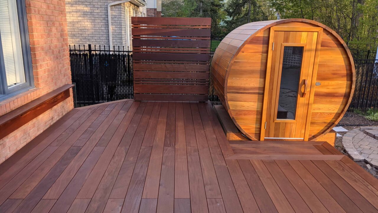Oiled IPE deck with privacy screen in Kanata