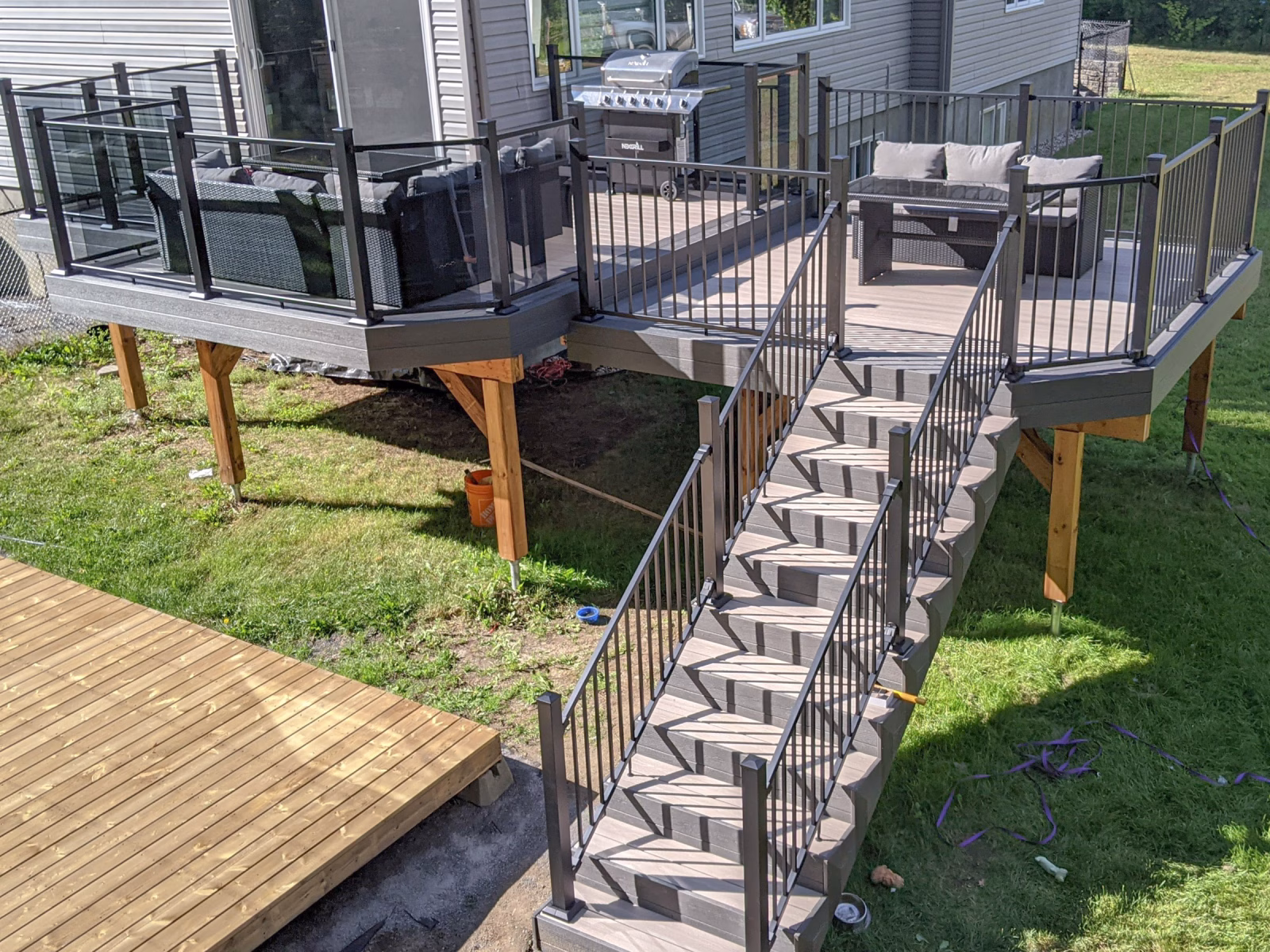 Finished Kanata deck with Fiberon Cabana decking, Earl Grey trim, and black Fortress railing